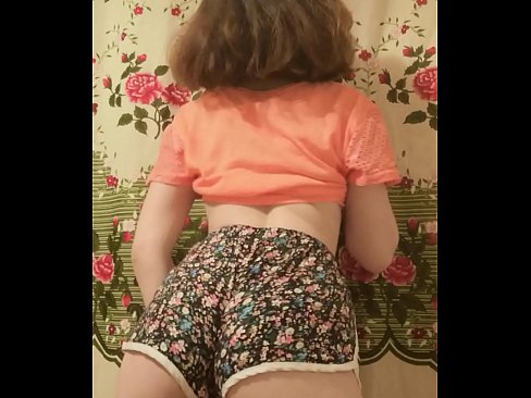 ❤️ Dhallaan yar oo sexy ah oo iska siibaysa surwaalka gaaban ee kamarada ❤️  Galmo ❌❤